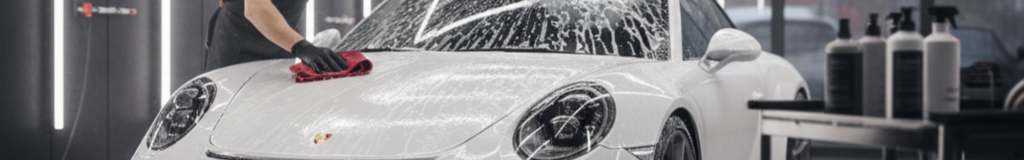 Le guide complet des produits et accessoires du detailing auto Étape de prélavage à la mousse active lors d